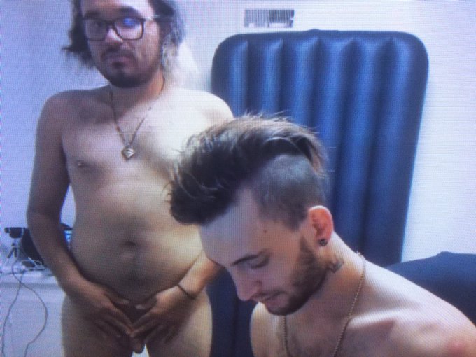 See @daniels_tyler13  And @XJesseXPratherX performing live now ?? ??? 

Enter here ????
??  https://t