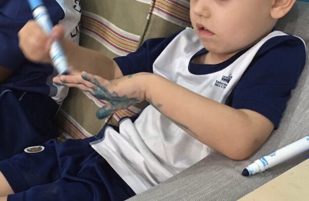 “I’m making my hands blue because Dr’s have blue hands.”Of course,Dr’s wear blue gloves.I never tire of observing children make sense of their world through play. #IshcmcIB #valueplay #studentagency