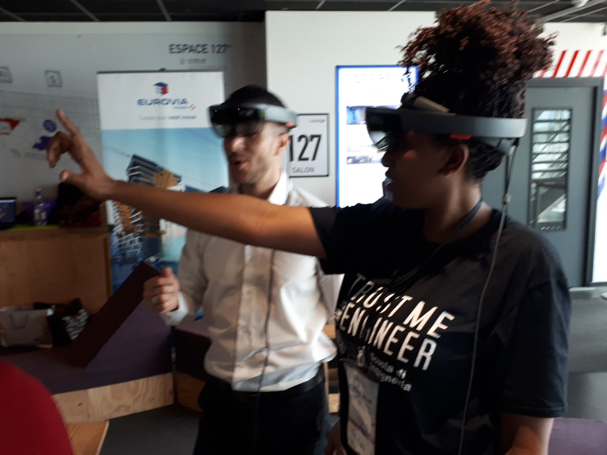 BertaudDenis's tweet photo. Faidati en immersion Hololens ! #hacktheroad #bordeaux #hashtagbattle https://t.co/2aamRhQKij