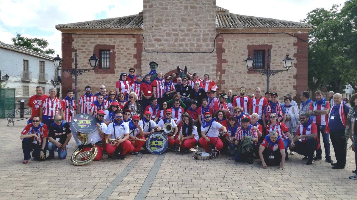 charangamelopea's tweet photo. Hoy en la concentración de peñas del @AthleticClub en Villafranca. #athletic #bilbao #melopis #alabin #alaban #alabinbonbas https://t.co/0nXm0pnupr