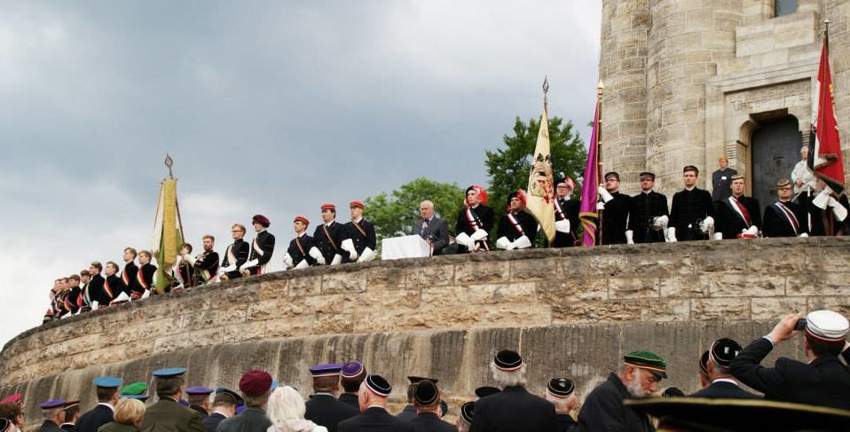 stadtlandvolk's tweet photo. In unserem neuen Text "Verschiedene Generationen der Germania Marburg und ihr extrem rechtes Netzwerk" behandeln wir erstmals auch alte Herren der #Germania #Marburg: #Marcel #Grauf #Ben #Beressem #Robert #Offermann #Andreas #Graudin
#noafd #noburschis
https://t.co/udxgUBbuOR https://t.co/fawFJNJse7