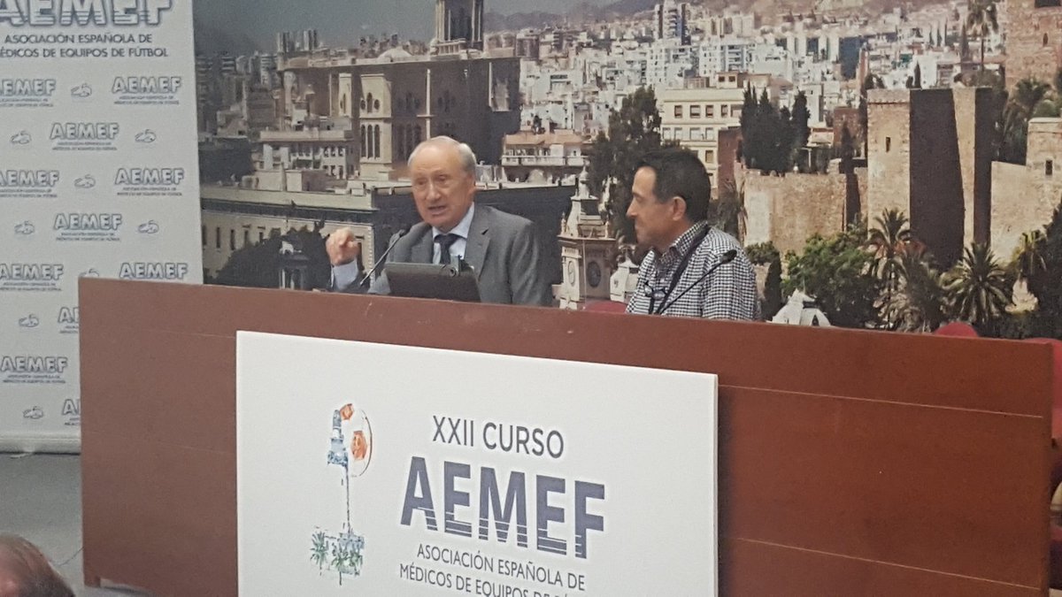 El Dr. Pedro Guillén imparte la conferencia magistral en el #XXIICursoAemefMálaga