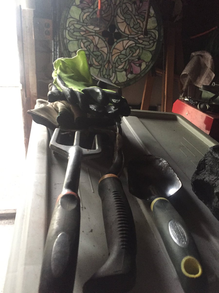triciaanneberry's tweet photo. What my day looks like with my son..#workbreak #relax #dontrainplease #yardwork https://t.co/FkGED5vw9a