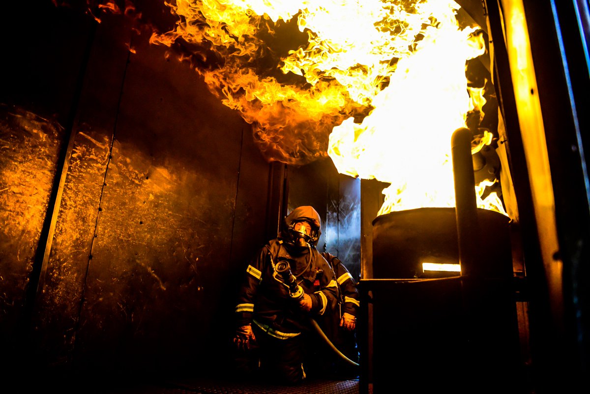 ffwuppertal's tweet photo. An diesem Wochenende durchlaufen Atemschutzgerätetrager aller Löschzüge die Heißausbildung im Brandcontainer.

#feuerwehrwuppertal #ffwuppertal #fürmichfüralle https://t.co/eK7g5Bkx5B