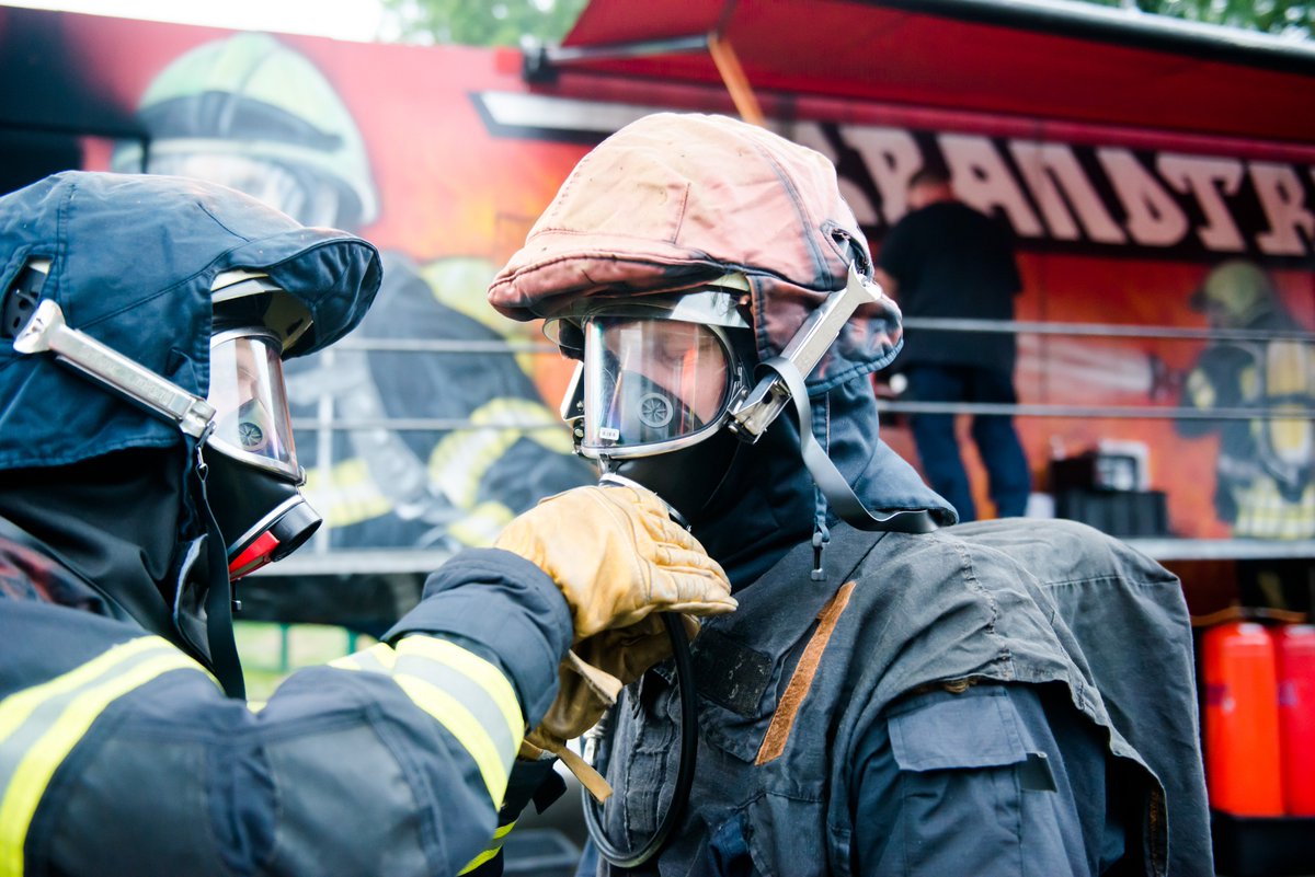 ffwuppertal's tweet photo. An diesem Wochenende durchlaufen Atemschutzgerätetrager aller Löschzüge die Heißausbildung im Brandcontainer.

#feuerwehrwuppertal #ffwuppertal #fürmichfüralle https://t.co/eK7g5Bkx5B