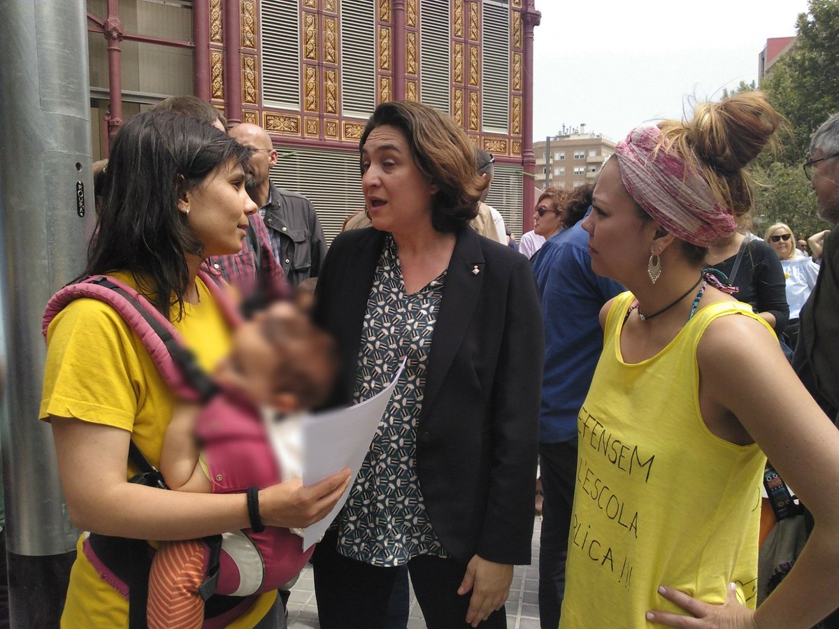 mesplaceseix's tweet photo. Explicant la problemàtica de la falta de places al barri a l'alcadessa! Gràcies @AdaColau per escoltar-nos! @consorciedubcn volem una solució ja! #FamiliesSensePlaça #defensemlapública #parlemdelsnostresfillsperòpodrienserelsvostres https://t.co/6MzODheniB