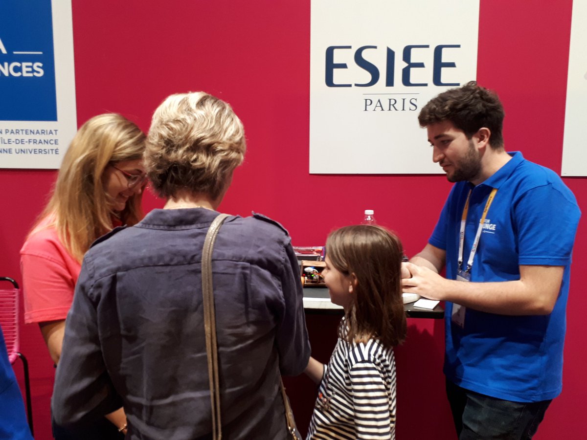 ESIEEPARIS's tweet photo. [#Vivatech] Forte affluence sur le stand @CCI_Paris_IdF Les étudiants de ESIEE Paris présents pour présenter leurs robots sumos. #innovation #technologies https://t.co/NtPQrtuFJf