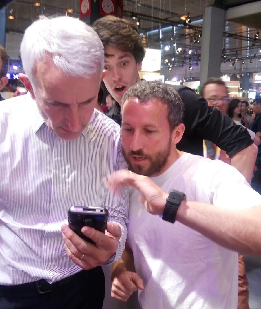 Garcia_Vincent's tweet image. Les équipes VSCT Cosmo en mode démo ebillet avec Guillaume Pepy et avec des clients spéciaux : @Elisabeth_Borne et @EmmanuelMacron #vivaSNCF #Vivatechnology2018