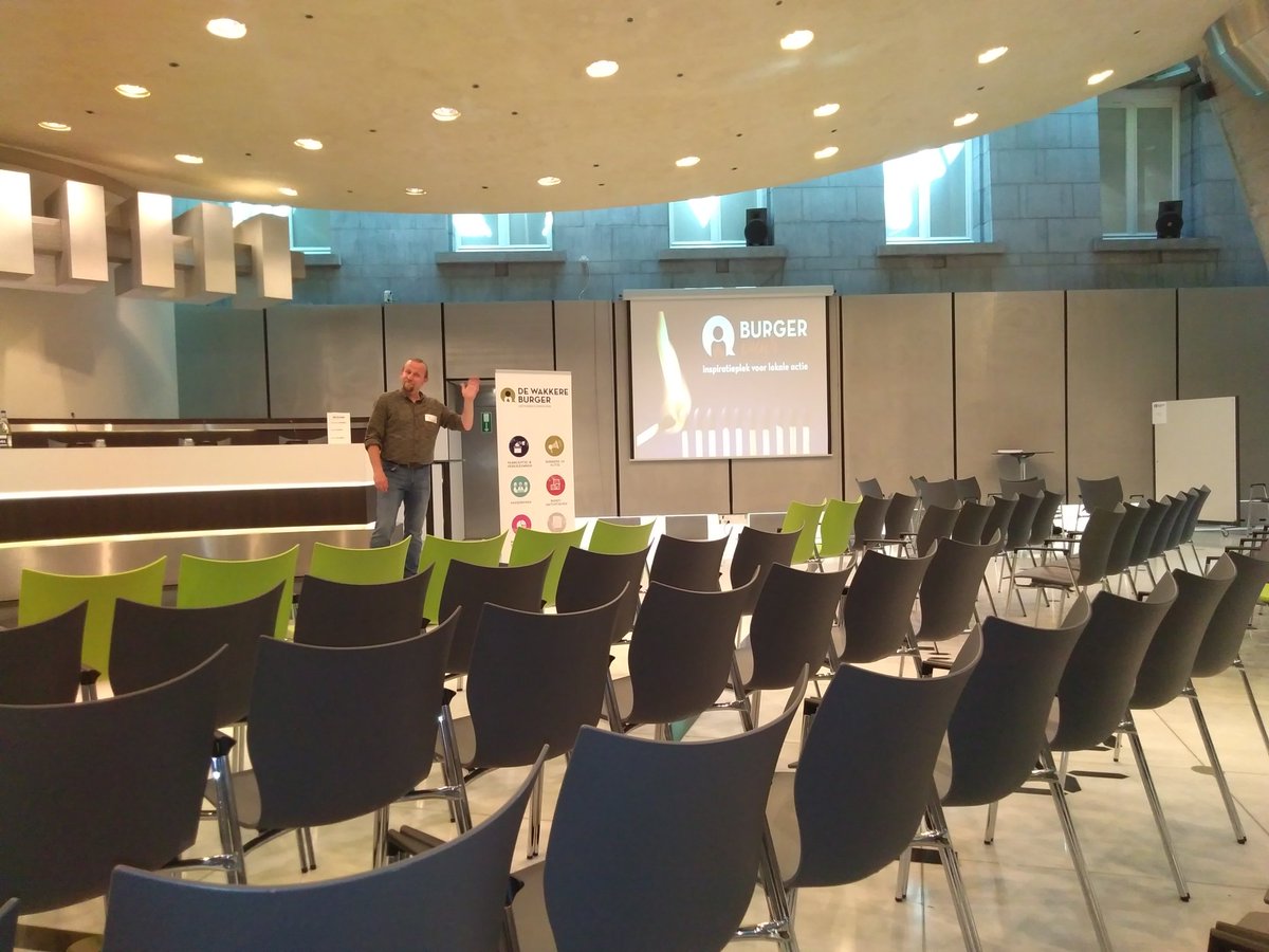 En hupla. De zaal staat klaar voor #burgervuur / welkom aan de vele burgerinitiatieven !