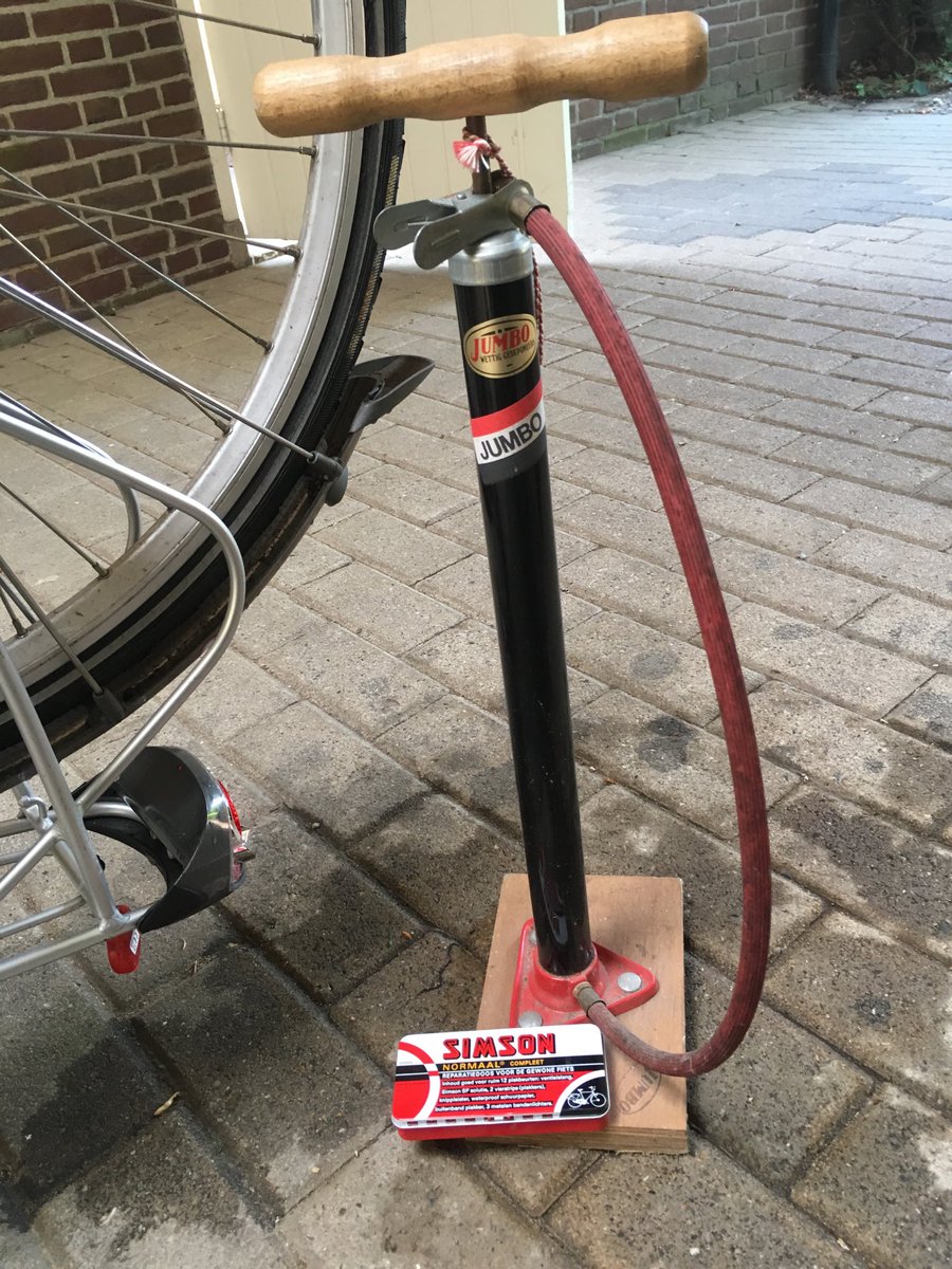 MJAHielkema's tweet photo. Met behulp van Simson bandenplak en Jumbo fietspomp mijn fietsband geplakt; beide Arnhemse producten @scalabor ! https://t.co/omPhab4N85