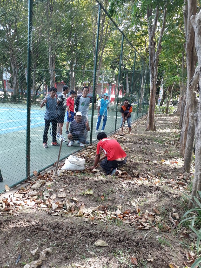 bwangiberkebun's tweet photo. Buka Bersama Kebun Komunitas Tenis @IDberkebun @max_rury @bayuhadiyanto2 @MohSafaat @yulianpurnom @deeviana_ https://t.co/TktdX9XgBM