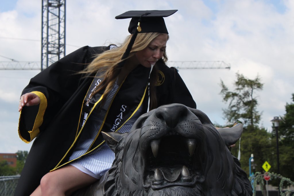 emmcASSidy's tweet photo. Ask me how grad pics went https://t.co/ntZ6Ahzpzz
