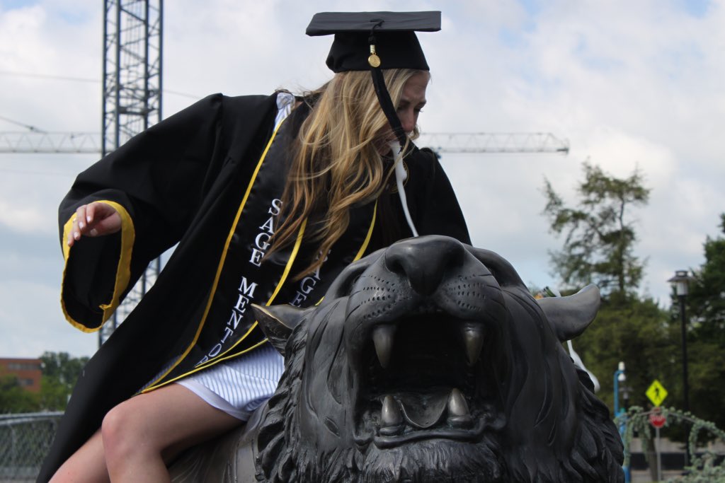 emmcASSidy's tweet photo. Ask me how grad pics went https://t.co/ntZ6Ahzpzz