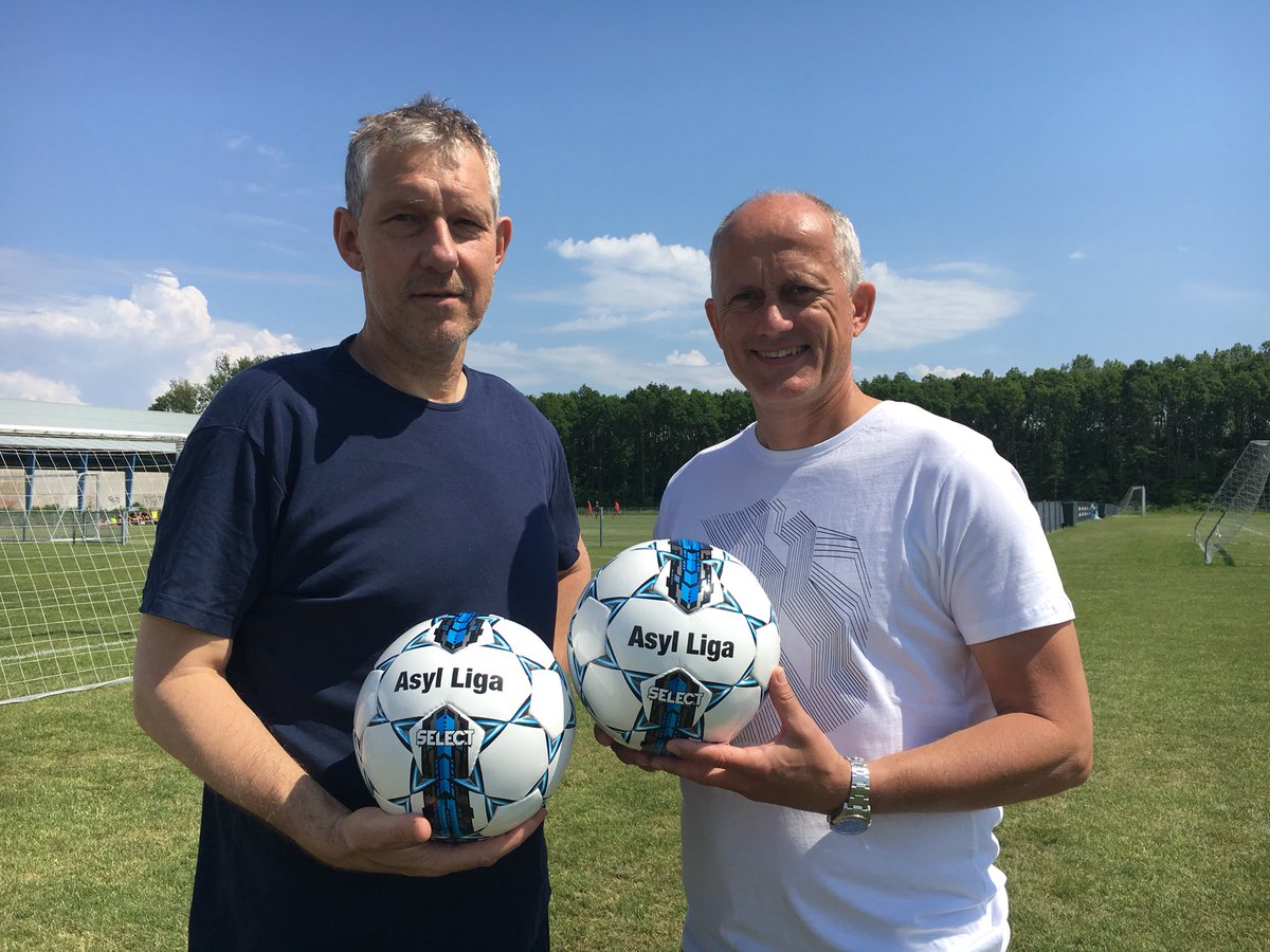 FinansDanmark's tweet photo. Igen i år er vi sponsor for Asylliga Cup, når det løber af stablen på @Folkemoedet. Bl.a. med EM92-heltene Kim Vilfort og Bent “Turbo” Christensen i aktion. Vi glæder os ⚽️ #dkfinans #dkpol #fmdk https://t.co/e0ccqnenj4