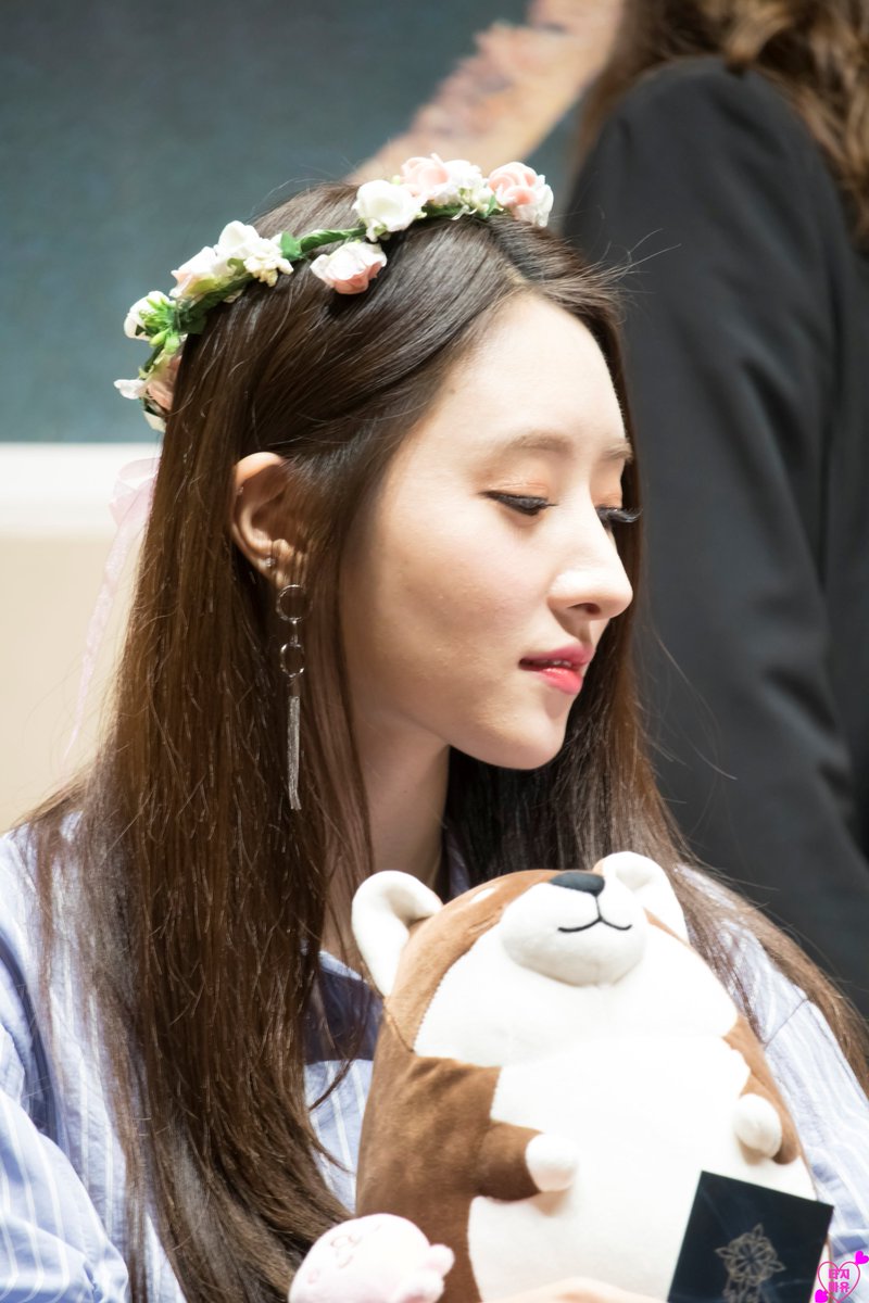 Flywithyou0517's tweet photo. #Dreamcatcher #드림캐쳐 #SUA #수아 #김보라 #합정팬싸인회180520 
귀여운 것도 분위기있는 것도 그냥 너 다 하렴♡ https://t.co/aN9QdnUsRR