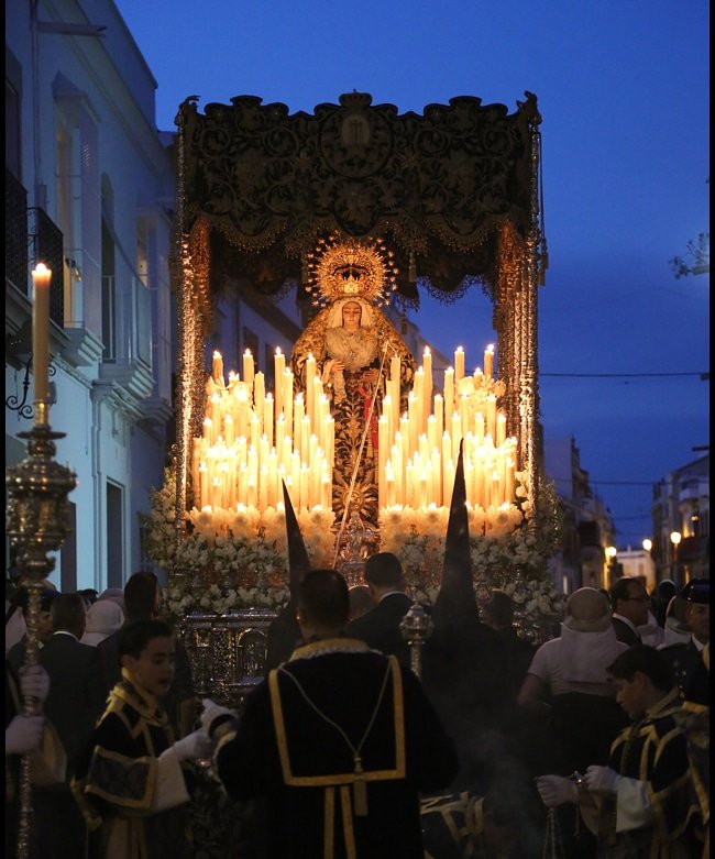 MES DE MAYO, MES DE MARÍA.
FLORES PARA LA VIRGEN.

Día 26: Pide conocer, sentir y amar a Jesús en la Eucaristía.

Venid y vamos todos 
con flores a porfía 
con flores a María 
que Madre nuestra es.

Foto: Hermandad de la Soledad.

#SoledadAlcaládelRío 
#StabatMaterDolorosa
