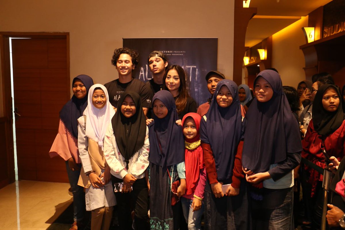 filmalaspati's tweet photo. Ini keseruan Meet &amp; Greet #AlasPati: #HutanMati di @cinema21 Mega Bekasi!!!! Terima kasih yang sudah ikut ngabuburit &amp; nonton #FilmAlasPati!

#pichouseFILMS
#MDPictures https://t.co/ySFl519wrl