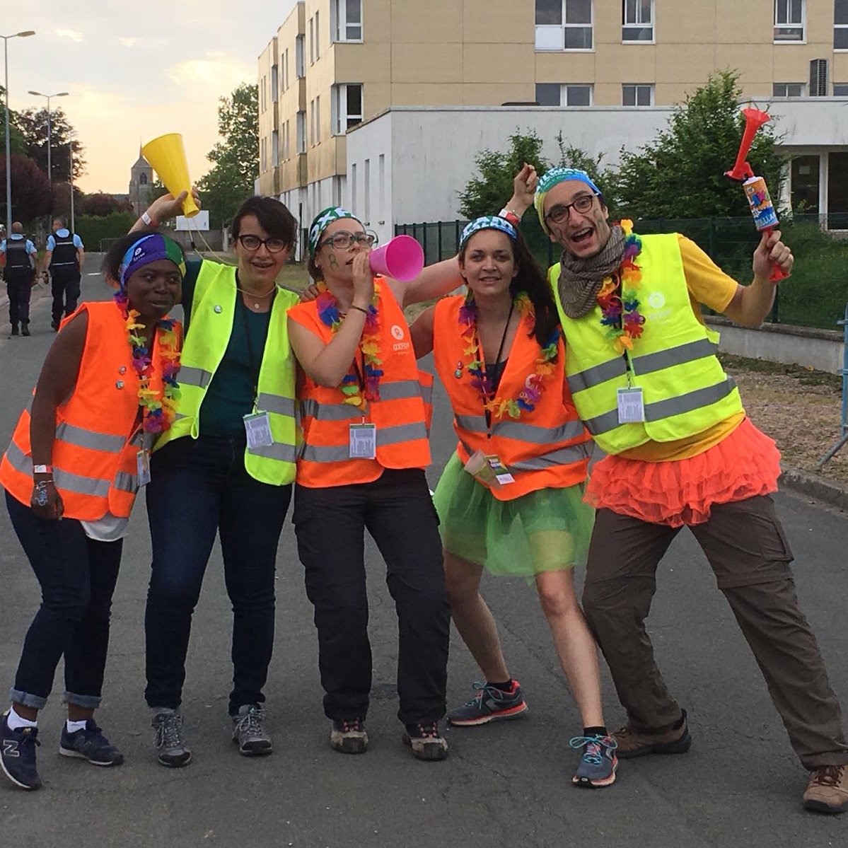 CecileDuflot's tweet photo. Le #Trailwalker c’est bonne ambiance ET bonne humeur garanties par l’exceptionnelle  #teamanim Alice, Amandine, Prudence et Émilie avec @ChrisforJustice qui perd sa voix à force de crier... https://t.co/T9nhULl1Cn