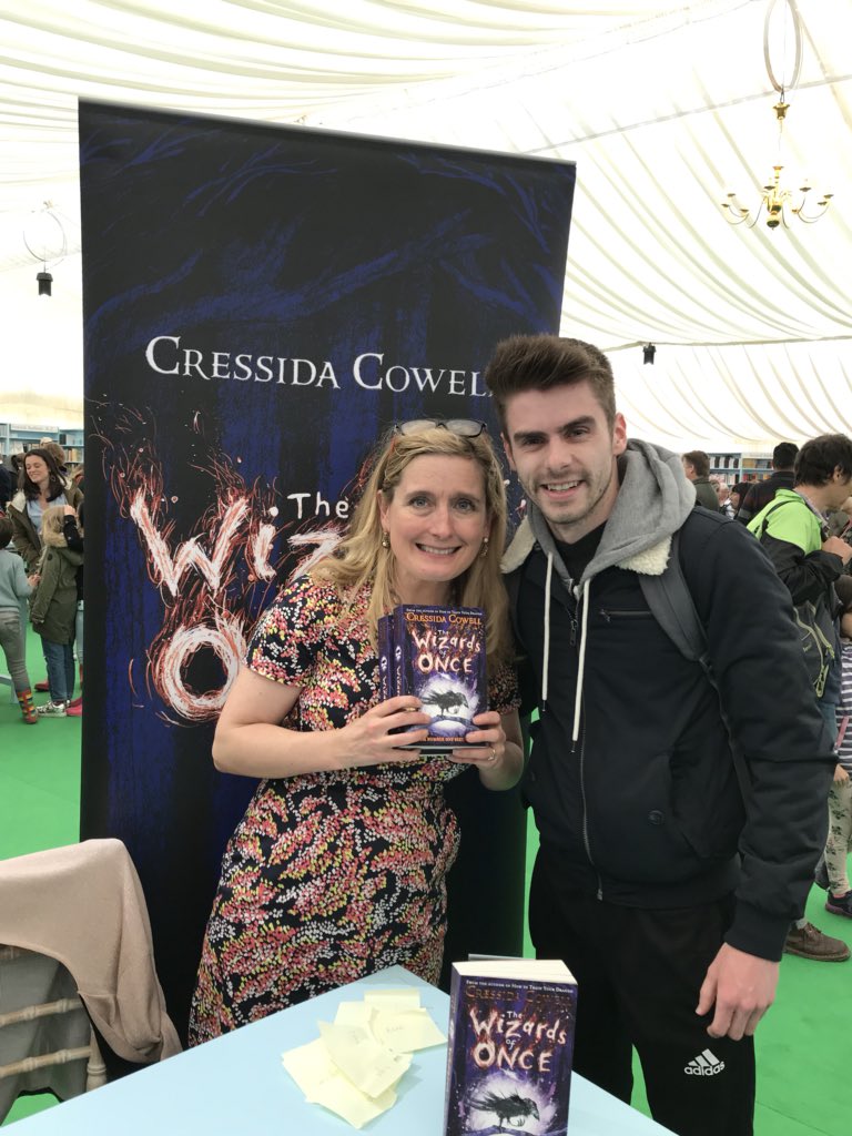 MrEPrimary's tweet image. Mr Evans with @JubileeParkPS’s favourite author, @CressidaCowell at @hayfestival!

Just told her about our #FreeWritingFriday books we’ve got up and running after seeing her on Thursday with which she was delighted!

#HayFestival2018 #WizardsofOnce

@hodderchildrens