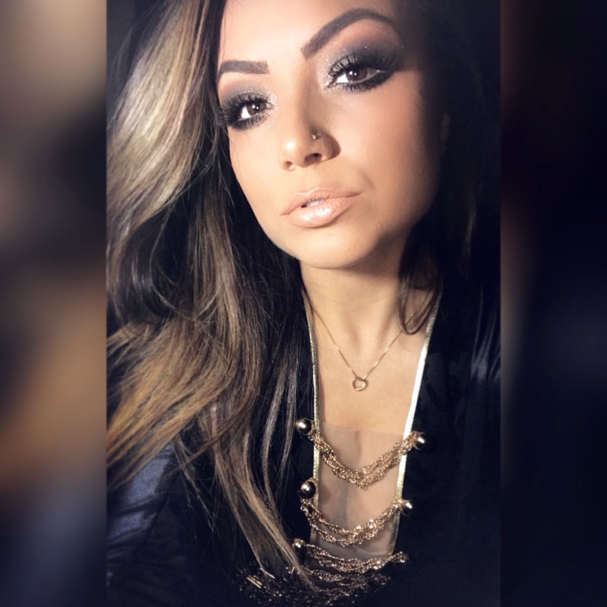 fernandaliz_'s tweet photo. Tentando segurar no carão só pra mostrar a #make que eu mesma fiz pra cantar em Balneário Camboriú ontem 😬🙈🖤
.
#FernandaLiz #ShedBC #ShedWesternBar #MakeUp #Cantora https://t.co/QbxKreKGnv