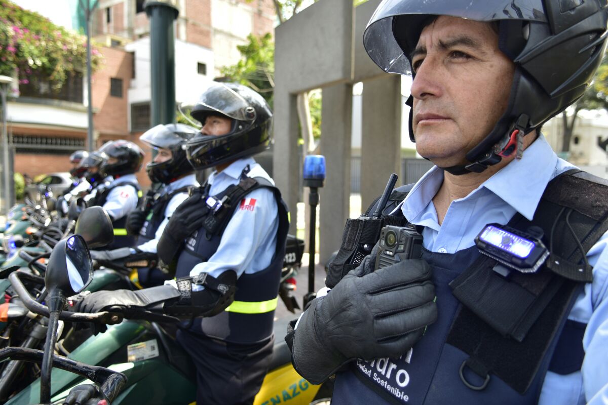 AlertaSI's tweet photo. #AlertaSanIsidro Con modernas cámaras testigo serenos y fiscalizadores registran sus intervenciones ►► https://t.co/BFic7D3O4o https://t.co/LAGc7e2jHh