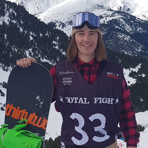 Aquí tenemos al incansable Pau Bartolo! Siempre con ganas de planchar trucos nuevos! Y ahora, con <a href="/helpsnowboards/">helpsnowboards</a> !
-
Here is Pau Bartolo! Always trying new tricks, doesn't matter if it's snowing or raining.
-
#snowboard #snowboarding #snowboardlife #slopestyle #freestyle