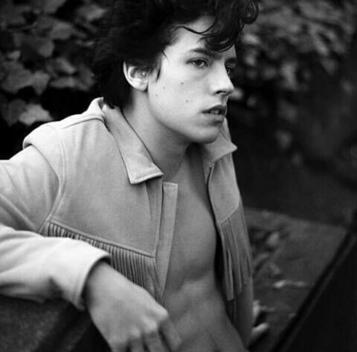 manddiex's tweet photo. Meu coração se parte em mil pedacinhos @colesprouse https://t.co/eGZsR8hUWx