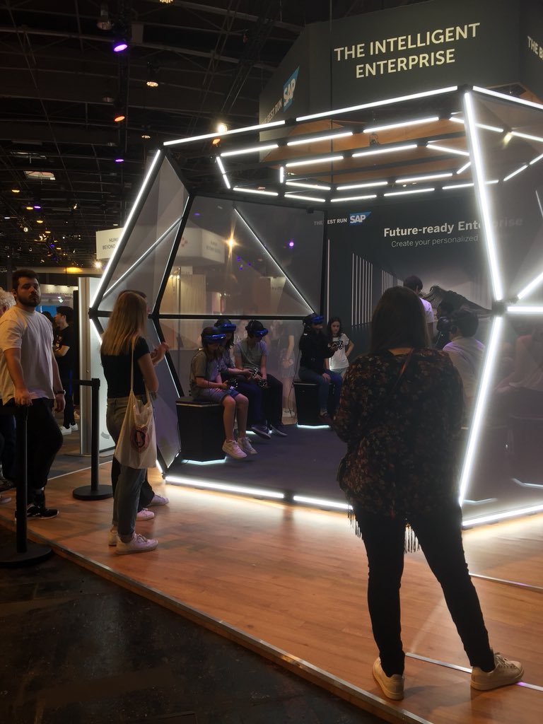 irosello's tweet photo. Week-end sous le signe de la tech... c’est parti 🤓 #VivaTech2018 #funToLearn https://t.co/HSfnOhMSNl