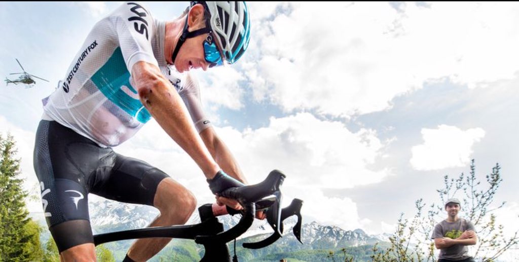 kjvdweij's tweet photo. En toch vind ik dat dit SKY-shirt hem beter staat dan dat roze. #chrisfroome #giro101 #jafferau https://t.co/9bMafNlWzG