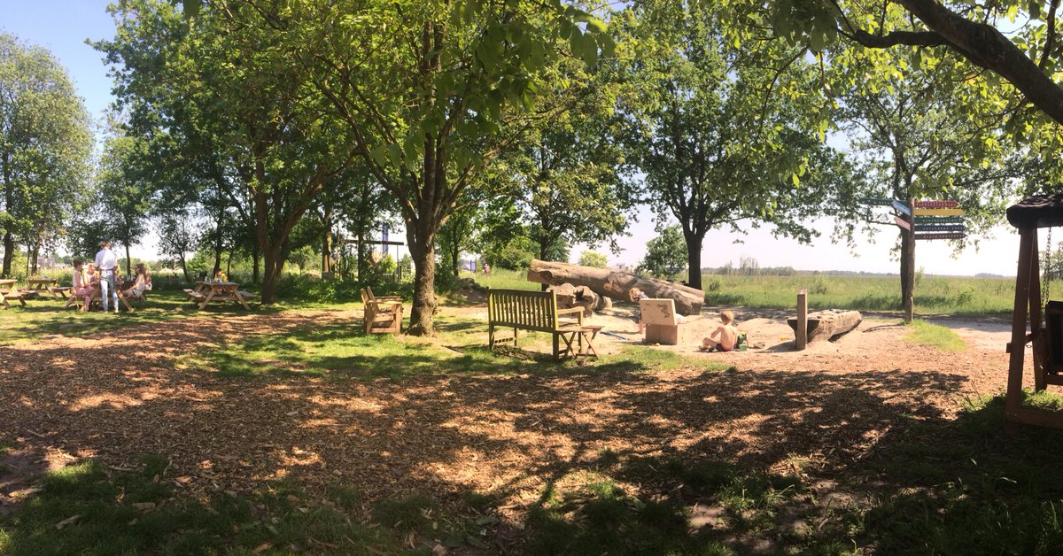 Speelbos, natuurspeeltuin of speelplaats in bos met kinderen - Mamaliefde