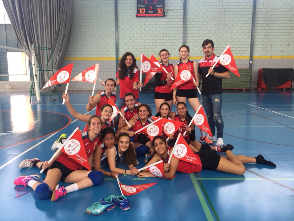 Gran victòria de les cadets2 del <a href="/cvxativa/">Club Voleibol Xàtiva</a> en front de l’<a href="/LIllaGrau/">CV L'Illa-Grau</a> 3-2. Un partit molt dur i ben lluitat. Hui a les 20h juguem contra #FabraquerA en la #finalascensopreferentecadete2018 👏🏻🏐❤️ #cadets2 #Almoradí #aperelles