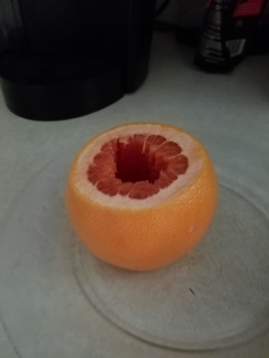 Superboy499's tweet photo. The best girls serve grapefruits for breakfast. #grapefruiting https://t.co/2BskJzLXag