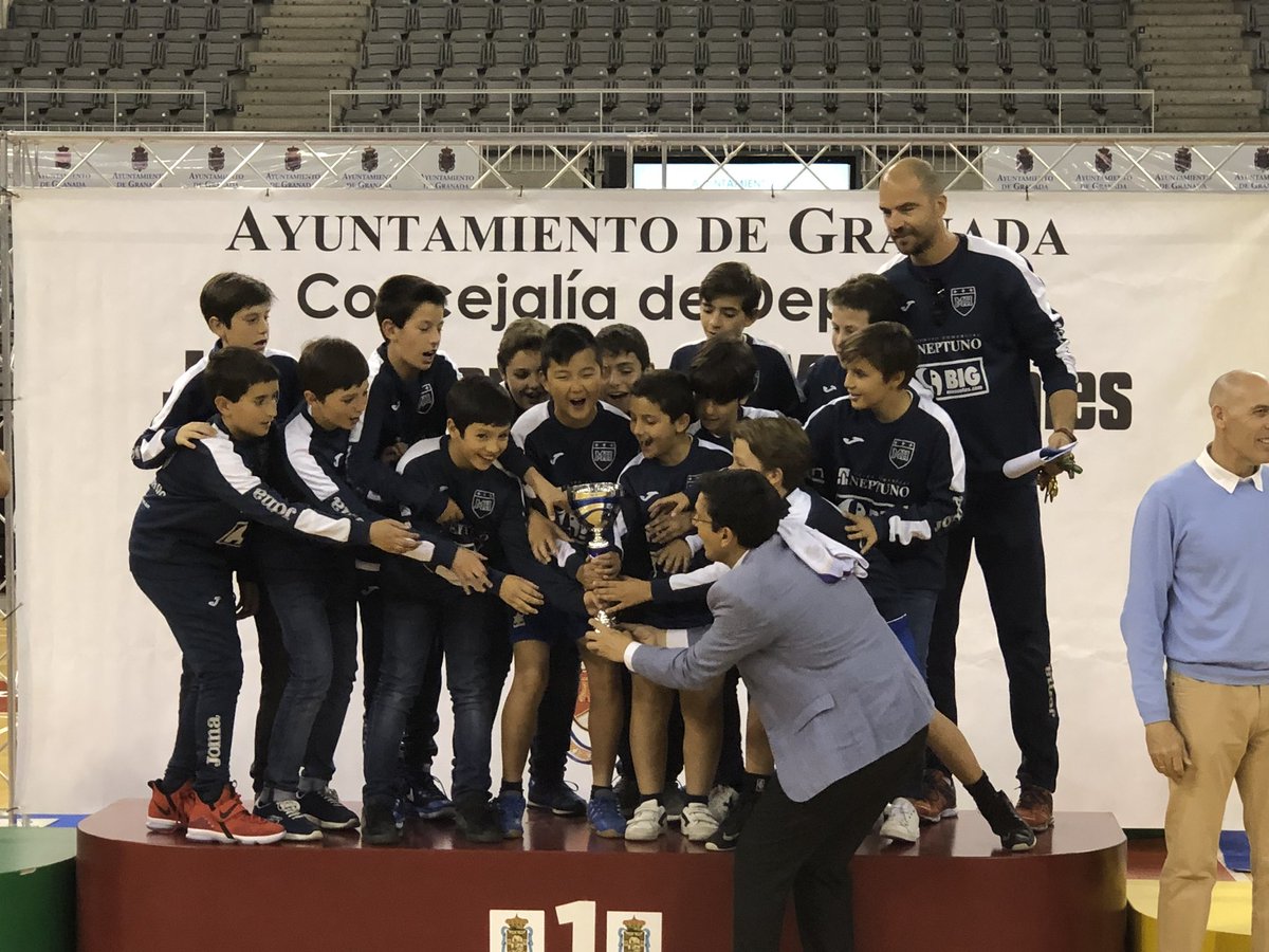 Momento histórico para <a href="/CMulhacen/">Colegio Mulhacén</a> los alevines campeones en el primer año de las escuelas del cole