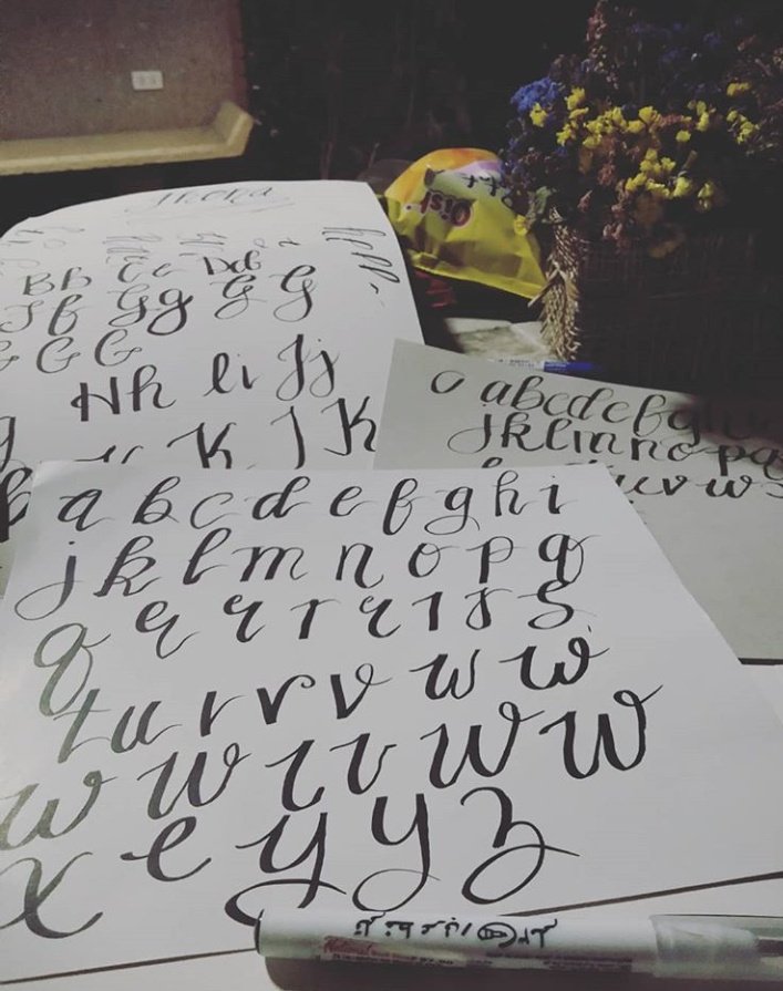 jyownuh's tweet photo. My workstation for tonight. 📝
#calligraphy #beginnercalligraphy https://t.co/YGSdq1ASKz