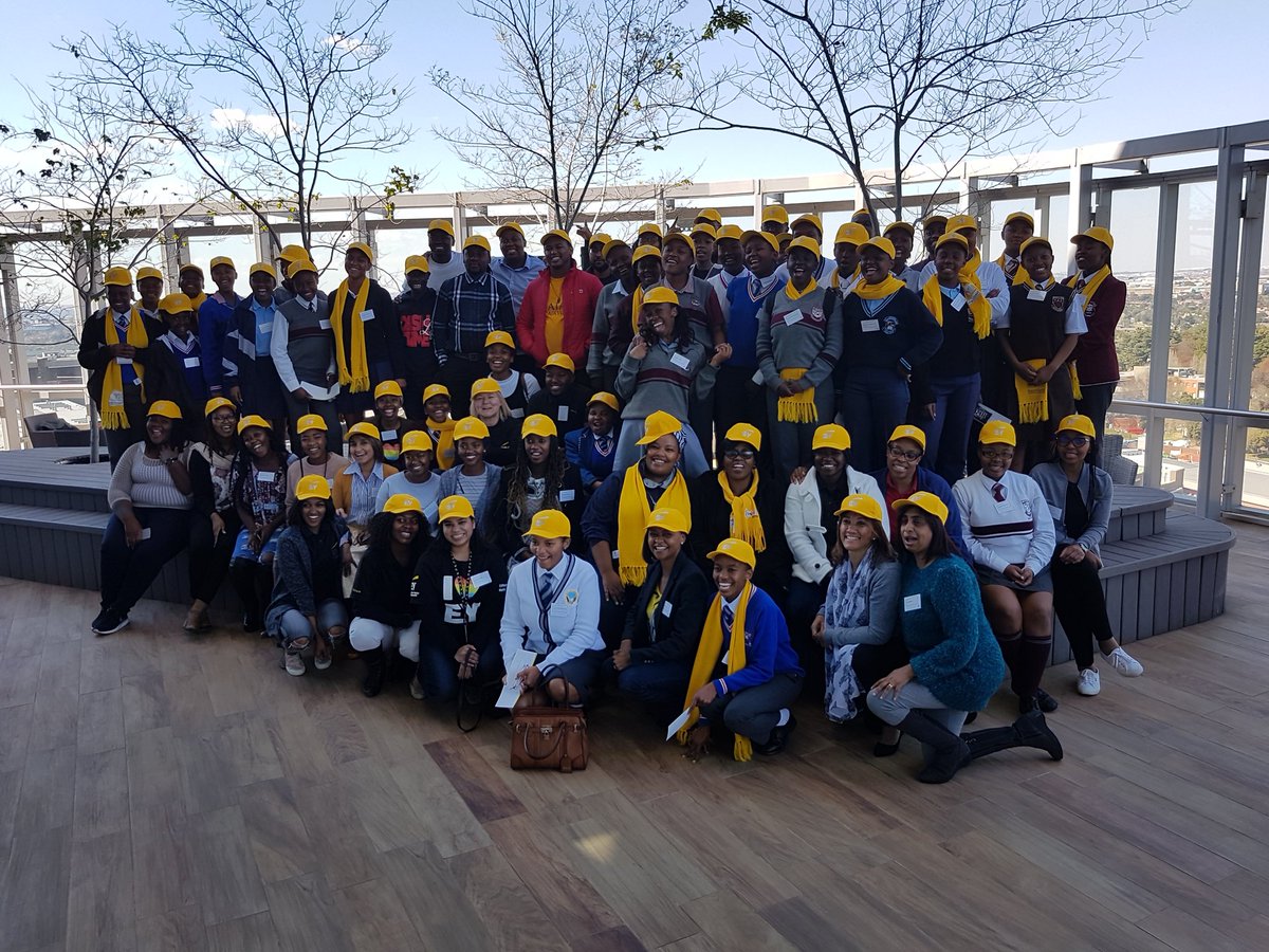 Lilyann64's tweet photo. Investing in our future woman leaders #EYNextGen #EY #EY_Africa #BBWW #BetterWorkingWorld #mentorship #ProudlyEY https://t.co/nzYwdkaBg8