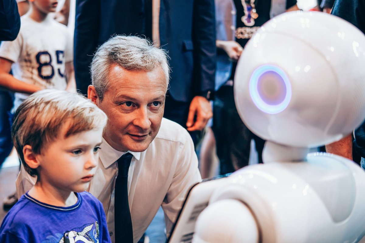 BrunoLeMaire's tweet photo. Des talents qui ont envie de réussir, des idées, de la créativité, de l’audace et de la persévérance ... Bravo à tous les entrepreneurs qui font rayonner la France à #VivaTech ! 🚀 https://t.co/7btvYepuIu