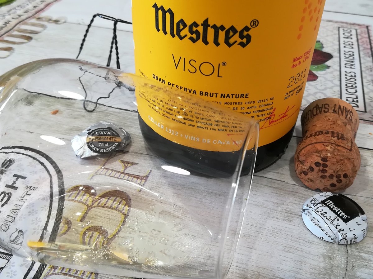 singularlabel's tweet photo. Visol o "solo vino" by @CavasMESTRES  un gran #cava  valor-precio a #Terrassa a @casaevaristo #hotrobaras https://t.co/0J0iC248UM