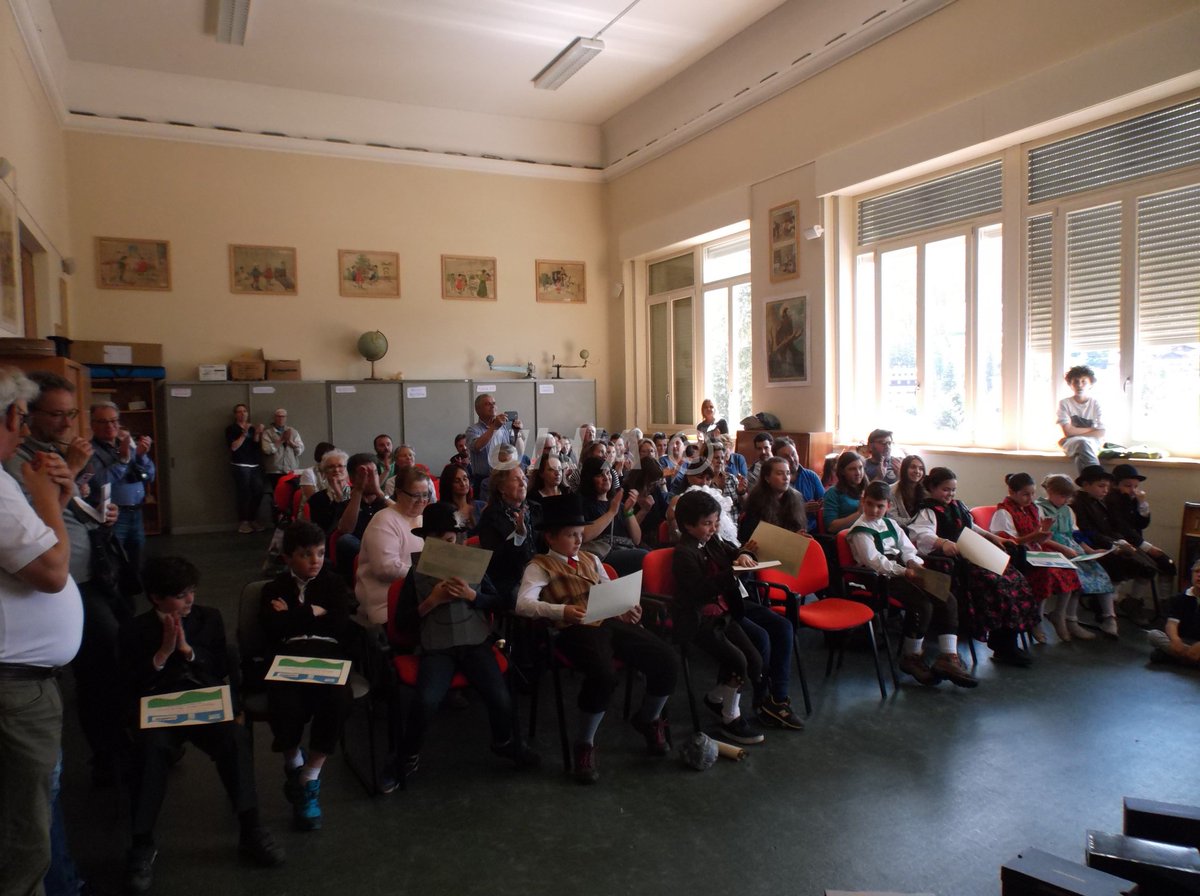 UldAnpezo's tweet photo. Corso di ampezzano a scuola. Imparare la lingua dei propi avi, anche questo può aiutare a non dimenticare chi siamo! #cultura #tradizioni #ladino #anpezo #cortina @UldAnpezo https://t.co/ivTID6a7iK