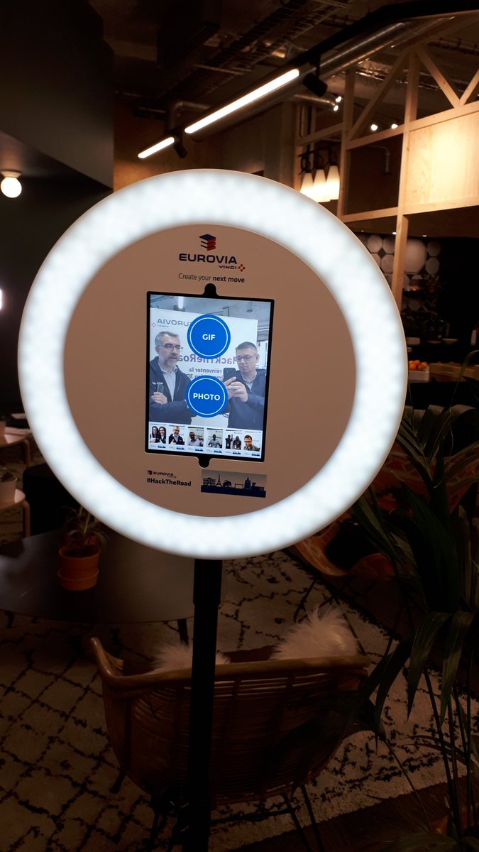 david_dmcl's tweet photo. La borne josepho devant notre photocall au hackathon Eurovia de nantes #HackTheRoad #Nantes #eurovia #hashtagbattle https://t.co/wwL3BiOWHY