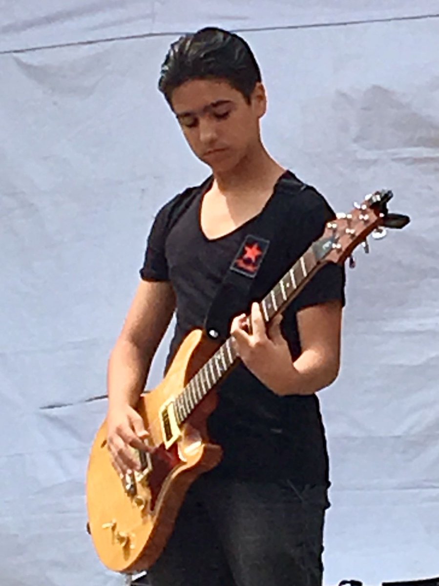 NietoSole's tweet photo. Gran actuació dels combos junior a la #MostradEntitas. Felicitats Javier! @emmolesa #femmusica #musiquem #olesademontserrat #YoSoyDeMúsica https://t.co/bw4Kww9ImU