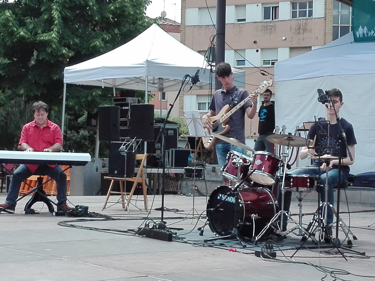 NietoSole's tweet photo. Gran actuació dels combos junior a la #MostradEntitas. Felicitats Javier! @emmolesa #femmusica #musiquem #olesademontserrat #YoSoyDeMúsica https://t.co/bw4Kww9ImU