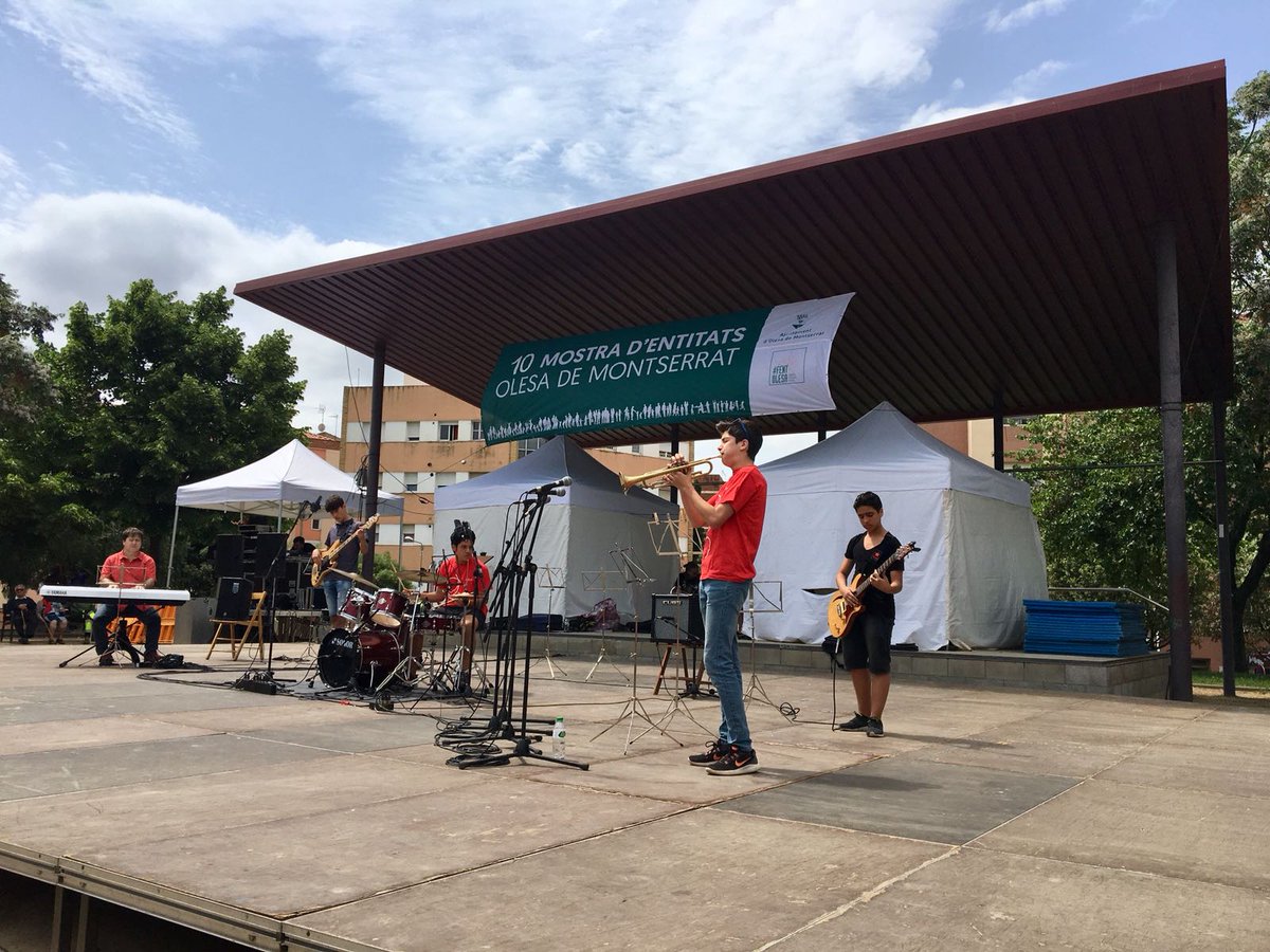 NietoSole's tweet photo. Gran actuació dels combos junior a la #MostradEntitas. Felicitats Javier! @emmolesa #femmusica #musiquem #olesademontserrat #YoSoyDeMúsica https://t.co/bw4Kww9ImU