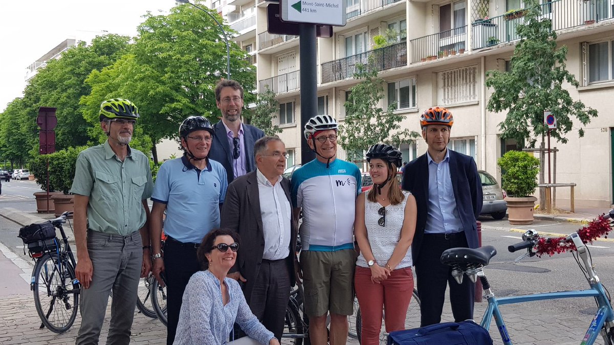 FARaVelo's tweet photo. Avec les élus des villes de la #Velocénie nous avons testé ensemble le potentiel de cet itinéraire vélo pour le tourisme... et pour le #vélotaf! @FARaVelo a pu passer les propositions des usagers pour l’améliorer via cette carte interactive du #CoCoVert: https://t.co/JTCBMPTNfD. https://t.co/7wiGOmONEY