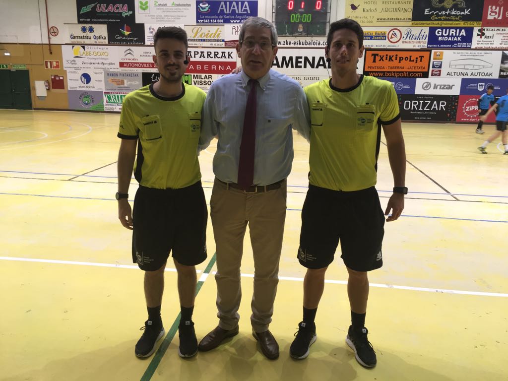 <a href="/DeividM94/">David Montes</a> y <a href="/armando_perez93/">armando perez</a> están arbitrando el intersector "B" del #CDEInfantilBM masculino en Zarautz donde participan <a href="/zkeskubaloia/">Zarauzko Eskubaloia</a> <a href="/ColeLourdesVa/">Colegio Lourdes</a> <a href="/gijonjovellanos/">Royal Premium Gijón</a> <a href="/balonmancangas/">Balonmán Cangas</a> #salesianosdosa
Buen trabajo y muchos aciertos!!
#sumandoexperiencias #formacion @andalucia_cta