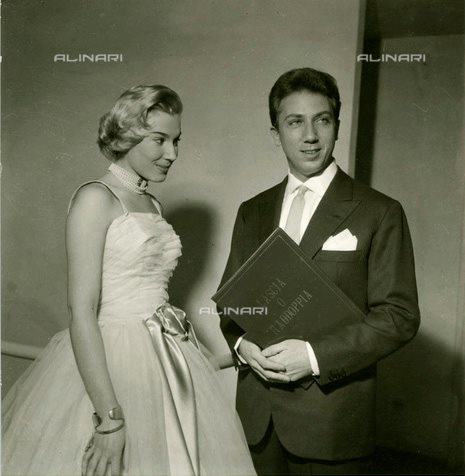 #Allegria
Buon compleanno #MikeBongiorno
Mike Bongiorno ed Edy Campagnoli durate "Lascia o raddoppia" 
1956 (c)Tci/Alinari