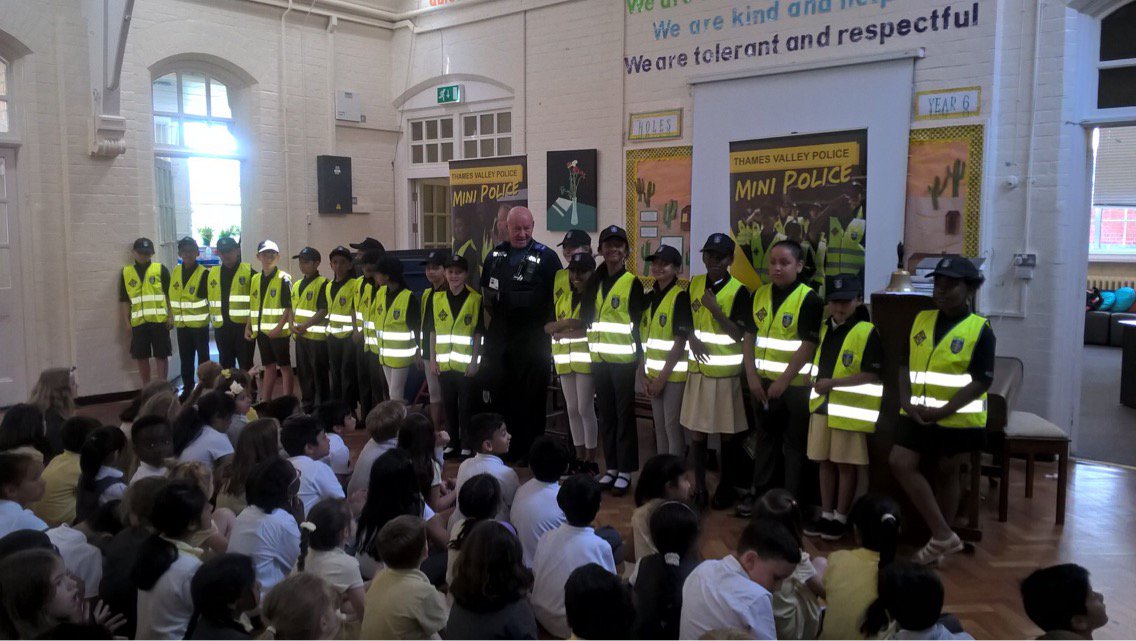 TVP_MiniPolice's tweet photo. The 2018/19 Mini-Police from Alfred Sutton primary school in East Reading! Excellent work from PCSO WILLIS introducing the new cohort to the school on Wednesday! #communityengagement #Policing https://t.co/l6ftzsdjg4