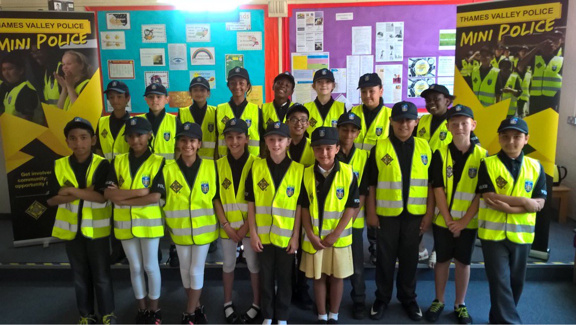 TVP_MiniPolice's tweet photo. The 2018/19 Mini-Police from Alfred Sutton primary school in East Reading! Excellent work from PCSO WILLIS introducing the new cohort to the school on Wednesday! #communityengagement #Policing https://t.co/l6ftzsdjg4
