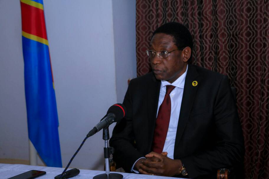 ruddyemowe's tweet photo. Aussitôt arrivé à Lubumbashi ce 25 mai, le #VPM @AmbHenriMova s’entretient pendant près de 3 heures avec les autorités provinciales concernées discussion franche sur les causes  de l’éruption des violences dans les villes, cités et territoires du Haut-Katanga https://t.co/DxW2EP5HVB