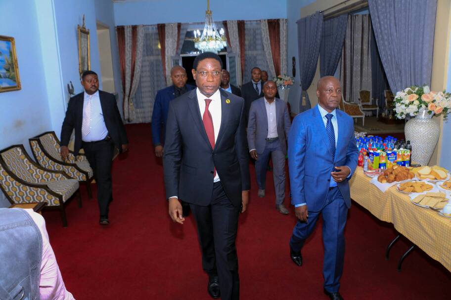 ruddyemowe's tweet photo. Aussitôt arrivé à Lubumbashi ce 25 mai, le #VPM @AmbHenriMova s’entretient pendant près de 3 heures avec les autorités provinciales concernées discussion franche sur les causes  de l’éruption des violences dans les villes, cités et territoires du Haut-Katanga https://t.co/DxW2EP5HVB