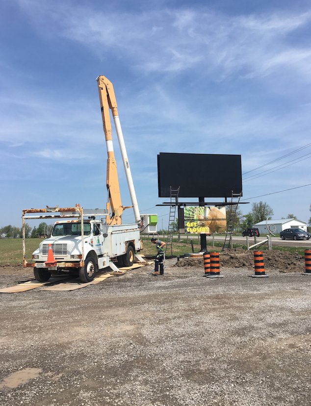 SafariNiagara's tweet photo. Thank you #SignatureSigns for installing and printing our new parking lot sign! https://t.co/n6tDNEptK5